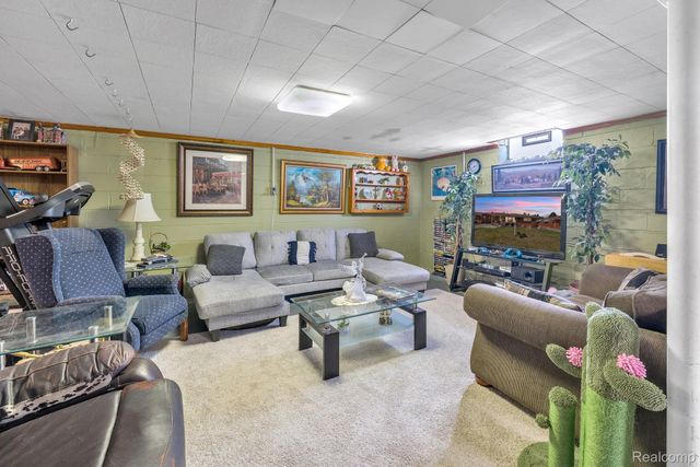 8701 Glengary Street, Dearborn Heights, MI 48127