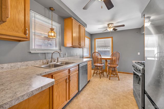 8701 Glengary Street, Dearborn Heights, MI 48127