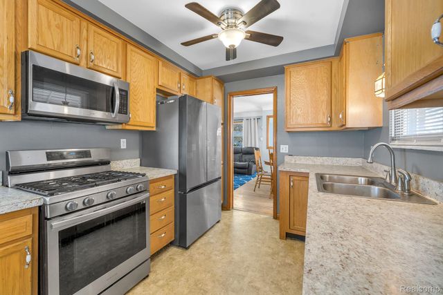 8701 Glengary Street, Dearborn Heights, MI 48127