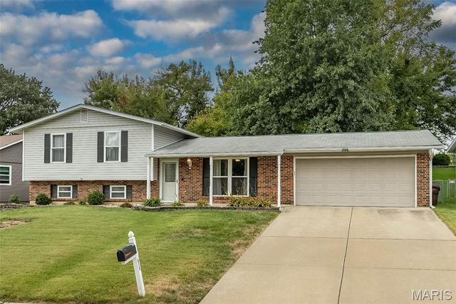 615 Country Lake Drive, St Peters, MO 63376