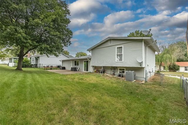 615 Country Lake Drive, St Peters, MO 63376