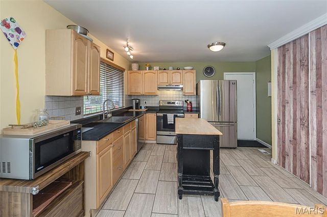 615 Country Lake Drive, St Peters, MO 63376