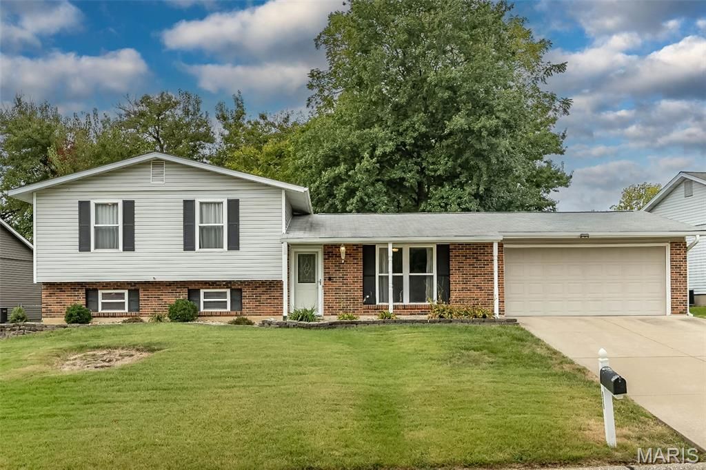 615 Country Lake Drive, St Peters, MO 63376
