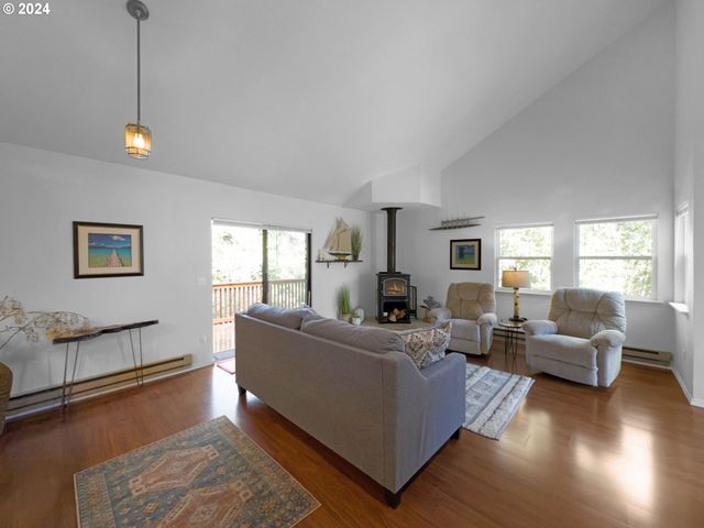 1735 ARCH Ln, Brookings, OR 97415