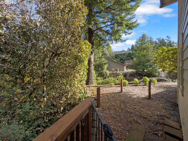 1735 ARCH Ln, Brookings, OR 97415