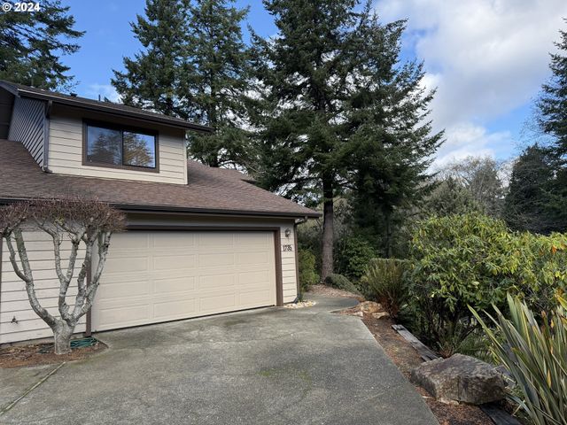 1735 ARCH Ln, Brookings, OR 97415