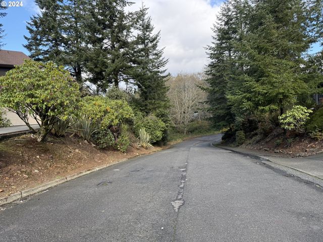 1735 ARCH Ln, Brookings, OR 97415