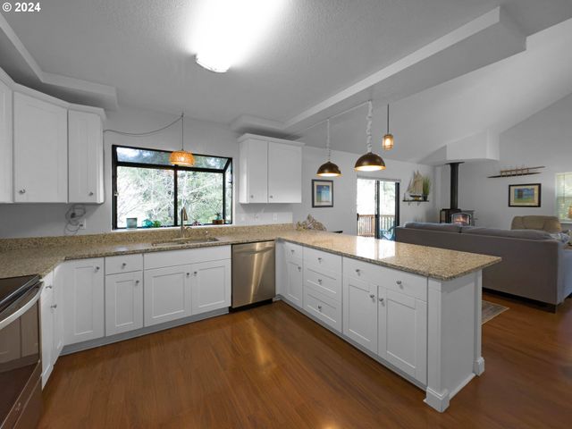 1735 ARCH Ln, Brookings, OR 97415