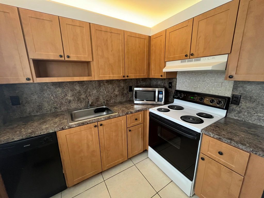 52 Flanders B, Delray Beach, FL 33484
