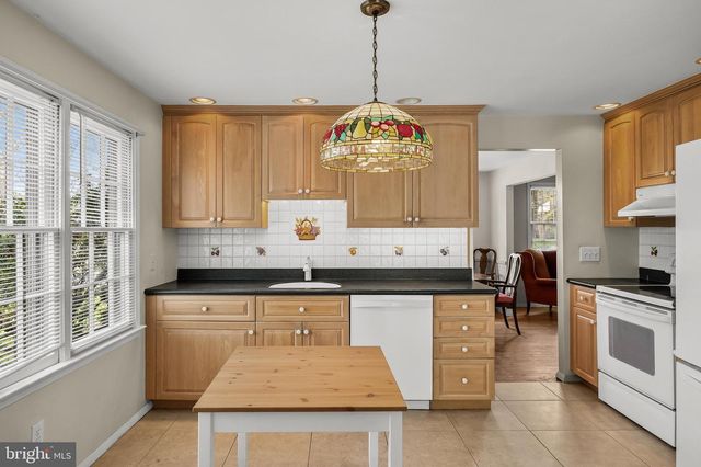 20 DONCASTER RD, Cherry Hill, NJ 08003