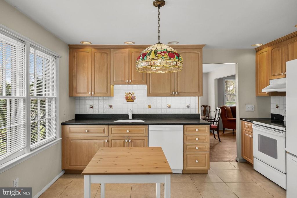 Image 16 of property listing at 20 DONCASTER RD, Cherry Hill, NJ 08003