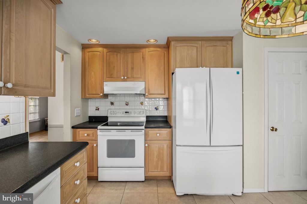 Image 18 of property listing at 20 DONCASTER RD, Cherry Hill, NJ 08003