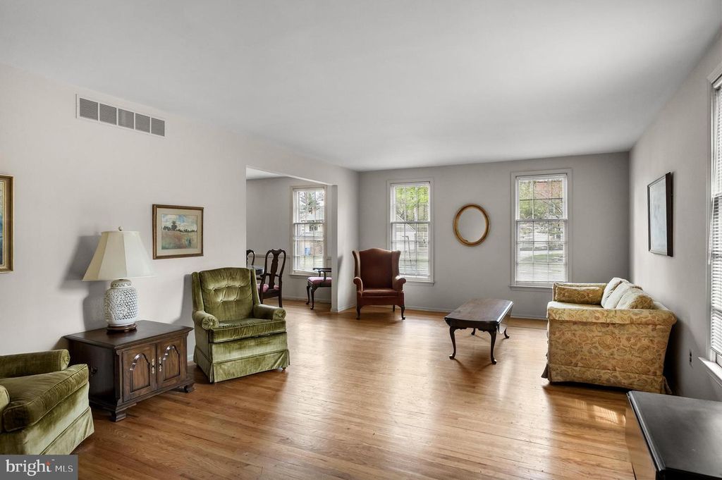 Image 7 of property listing at 20 DONCASTER RD, Cherry Hill, NJ 08003