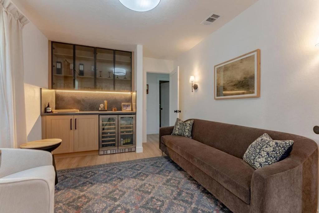 Image 7 of property listing at 818 Sylvandale Avenue, San Jose, CA 95111