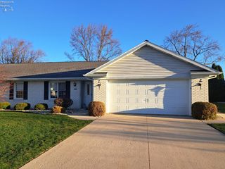 102 Cottage Grove Drive, Fremont, OH 43420