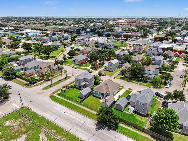 4506 N Live Oak Circle, Galveston, TX 77550
