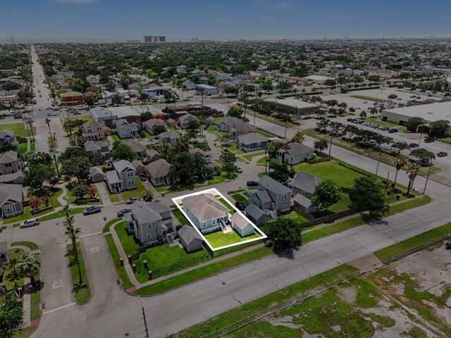 4506 N Live Oak Circle, Galveston, TX 77550