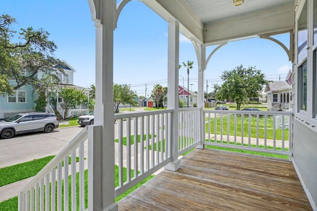 4506 N Live Oak Circle, Galveston, TX 77550