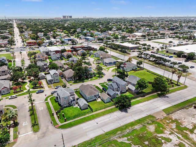 4506 N Live Oak Circle, Galveston, TX 77550