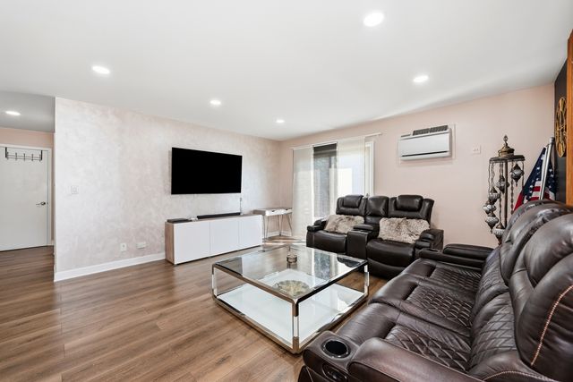 6233 N NIAGARA Avenue 4A, Chicago, IL 60631