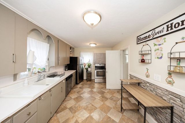 217 W Main St, Dudley, MA 01571