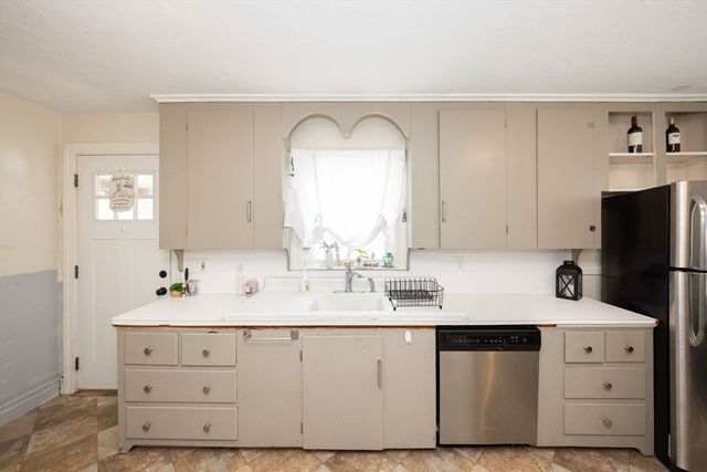217 W Main St, Dudley, MA 01571