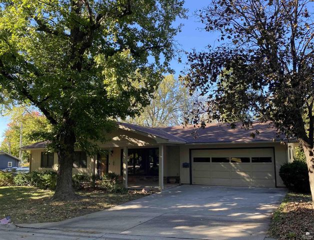 701 Parkview Drive, Wamego, KS 66547