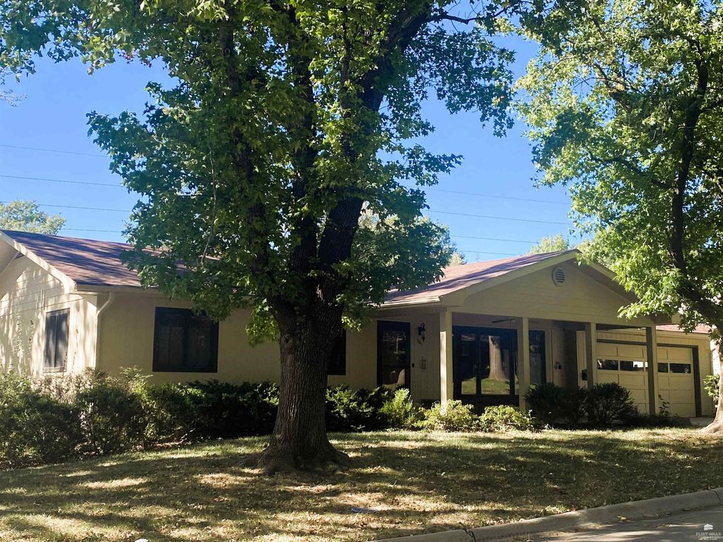 701 Parkview Drive, Wamego, KS 66547