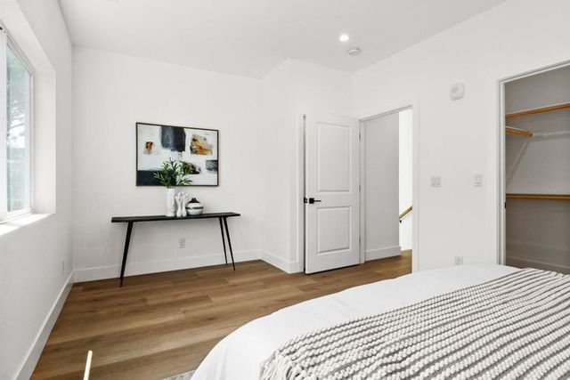 Sierra Vista Avenue, Mountain View, CA 94043