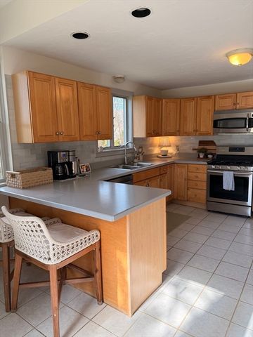 64 River St, Plymouth, MA 02360