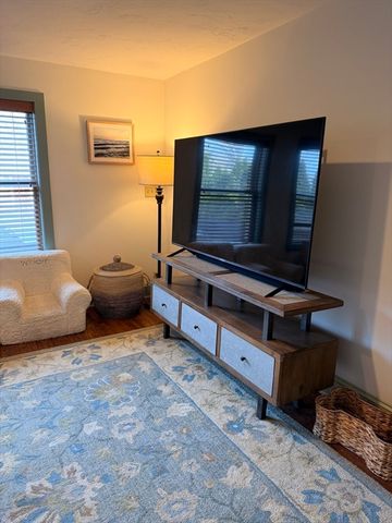 64 River St, Plymouth, MA 02360