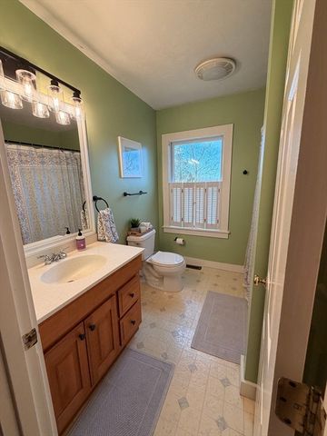 64 River St, Plymouth, MA 02360