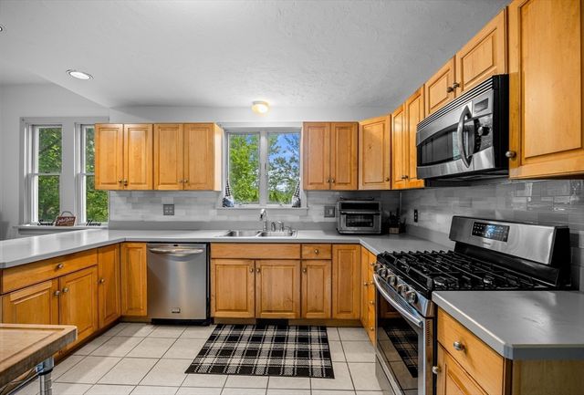 64 River St, Plymouth, MA 02360