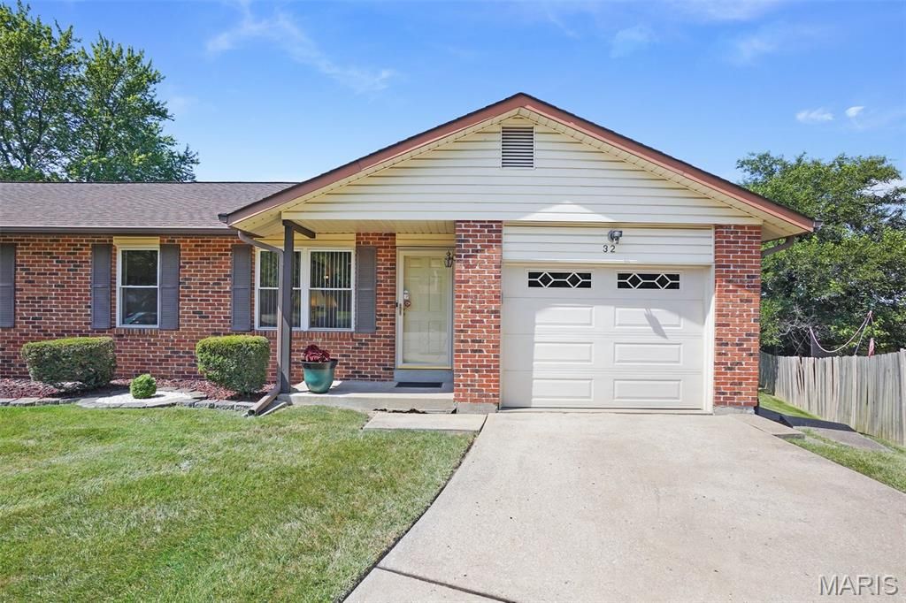 32 Stagecoach Court, St Peters, MO 63376
