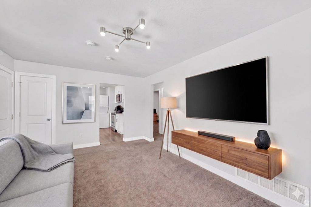Image 4 of property listing at 7879 S OAK ST, Midvale, UT 84047