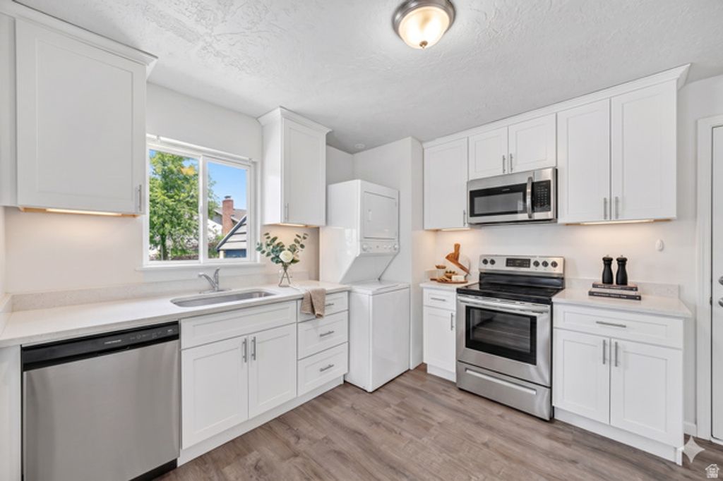 Image 8 of property listing at 7879 S OAK ST, Midvale, UT 84047