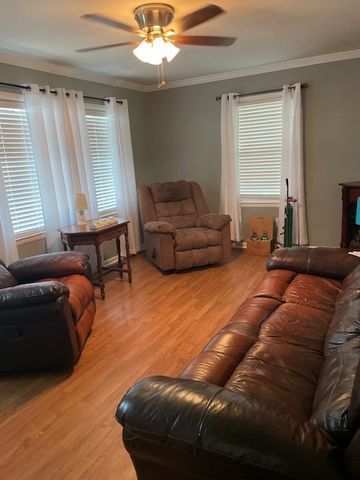 527 7th St, Lawrenceburg, TN 38464