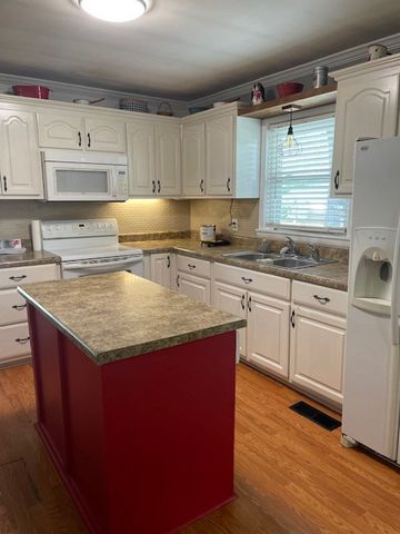 527 7th St, Lawrenceburg, TN 38464