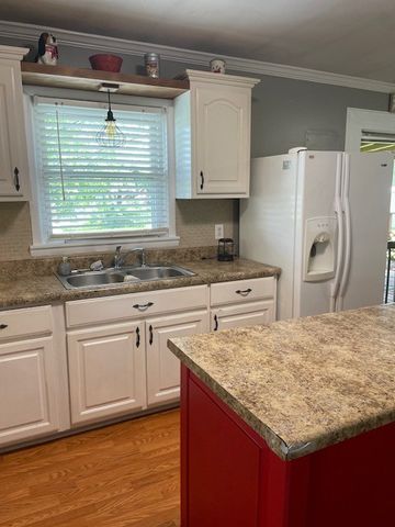 527 7th St, Lawrenceburg, TN 38464