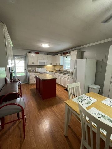 527 7th St, Lawrenceburg, TN 38464