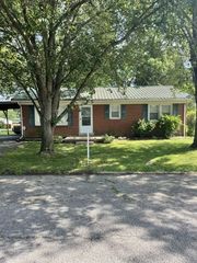 527 7th St, Lawrenceburg, TN 38464