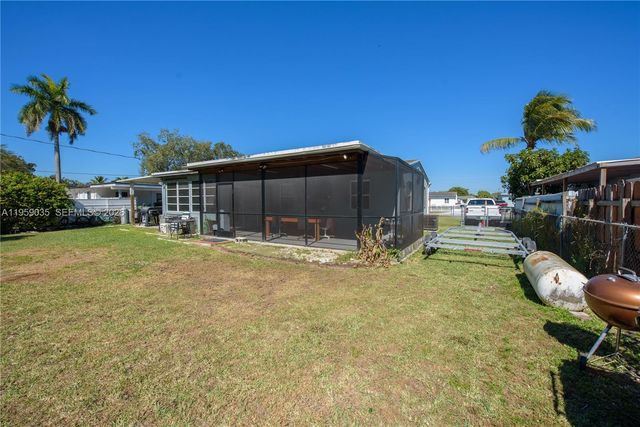 1560 NE 11th St, Homestead, FL 33033