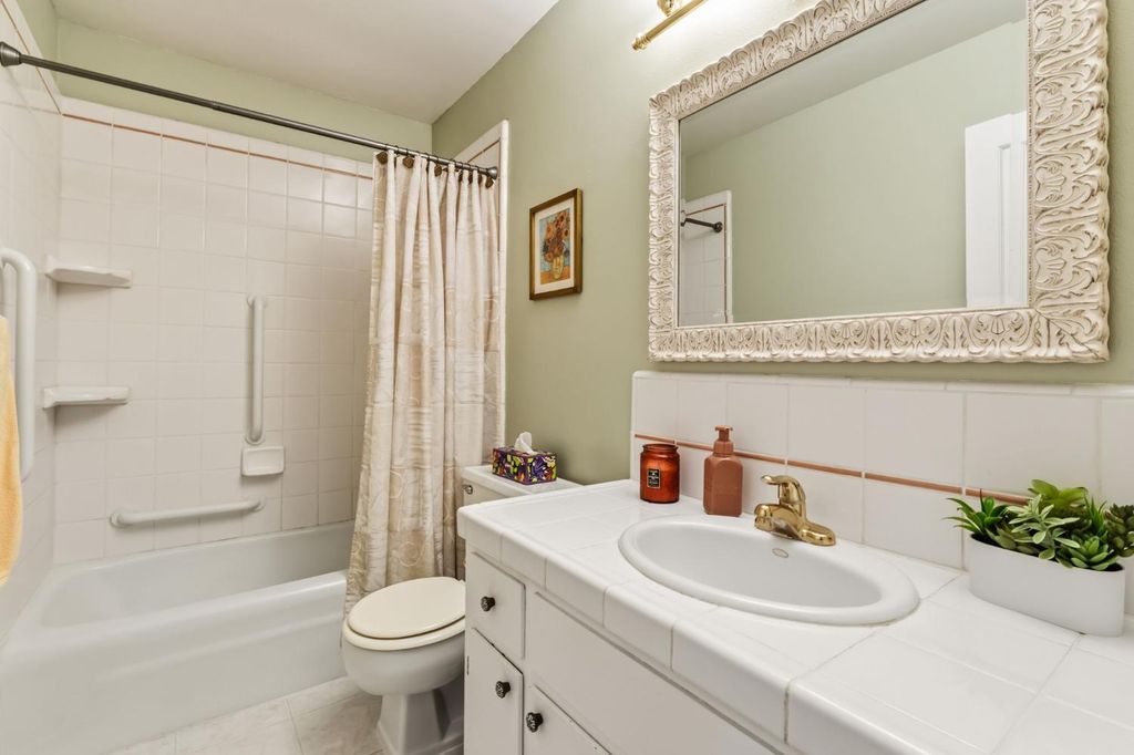 Image 11 of property listing at 5090 N College Avenue # 108, Fresno, CA 93704