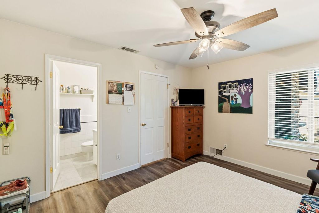 Image 15 of property listing at 5090 N College Avenue # 108, Fresno, CA 93704