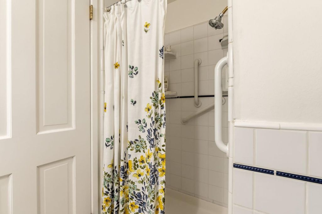 Image 17 of property listing at 5090 N College Avenue # 108, Fresno, CA 93704