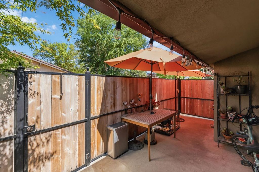 Image 19 of property listing at 5090 N College Avenue # 108, Fresno, CA 93704