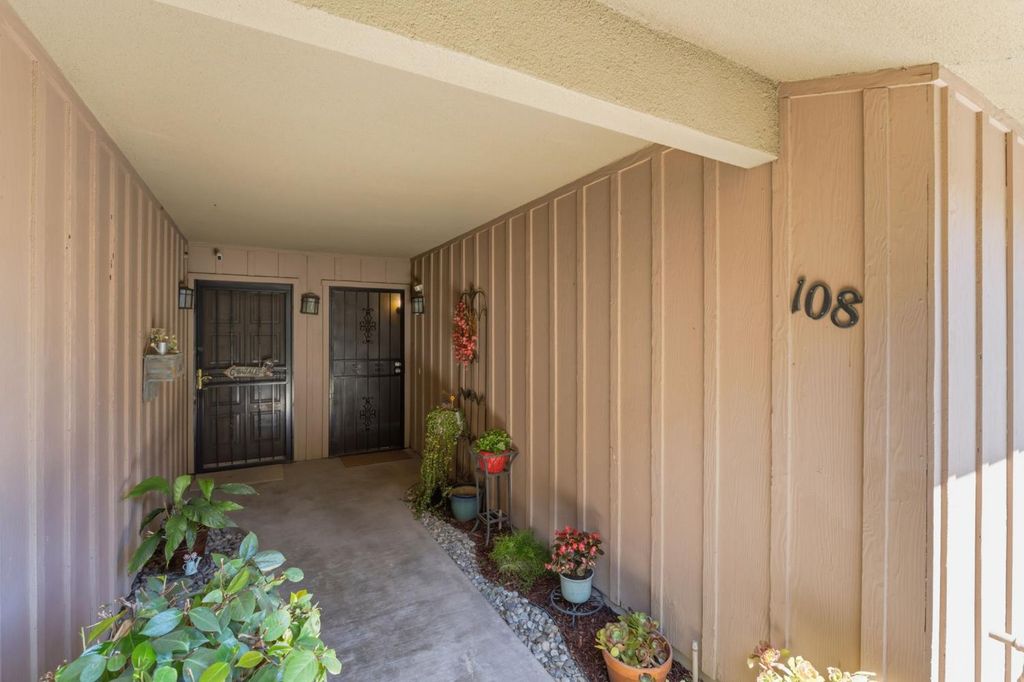 Image 2 of property listing at 5090 N College Avenue # 108, Fresno, CA 93704
