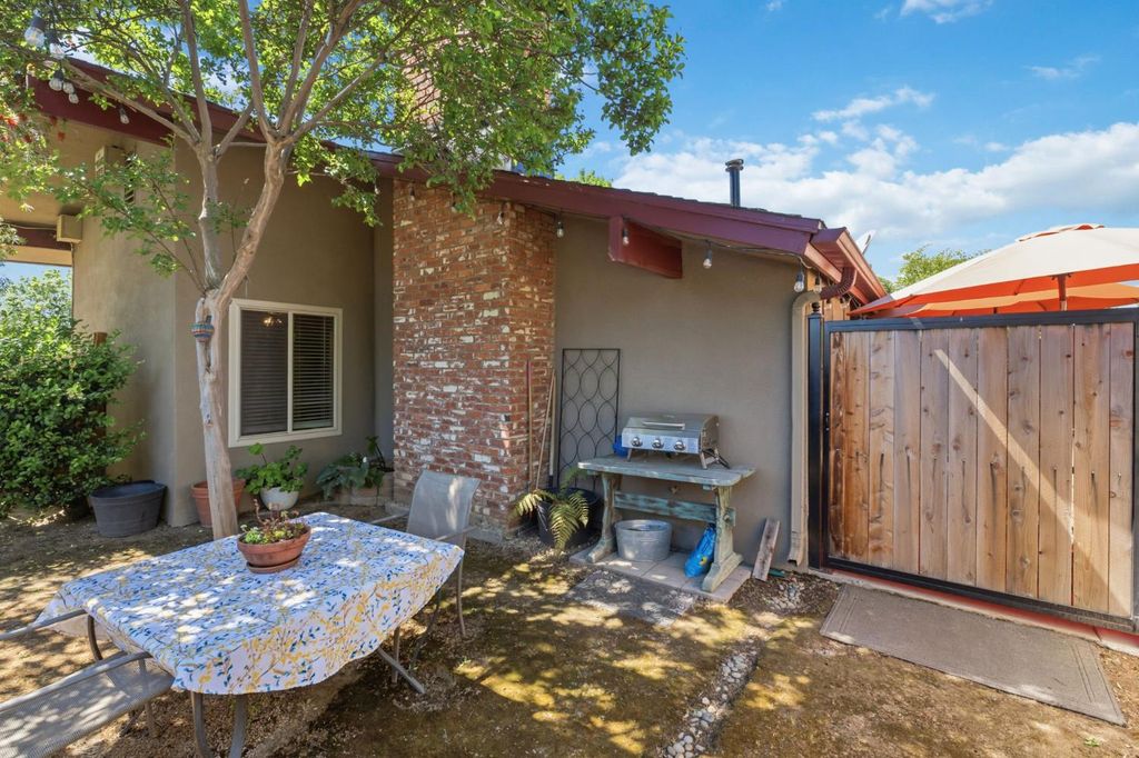 Image 20 of property listing at 5090 N College Avenue # 108, Fresno, CA 93704