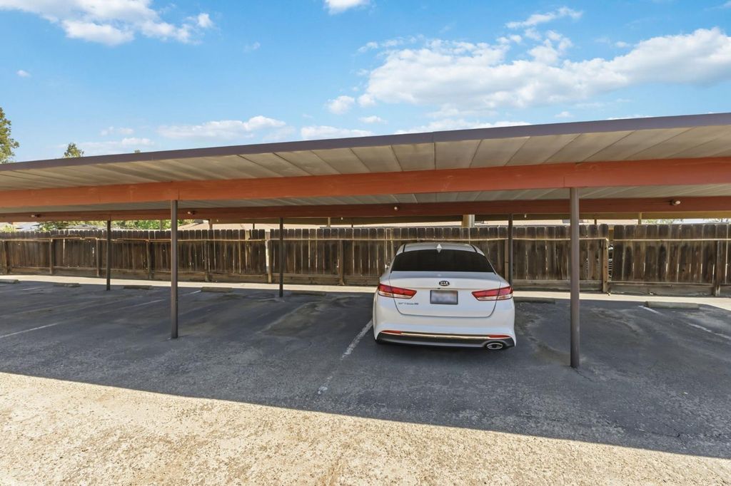 Image 26 of property listing at 5090 N College Avenue # 108, Fresno, CA 93704