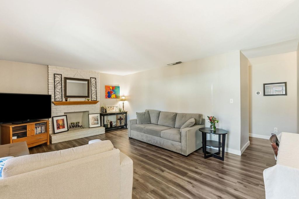 Image 4 of property listing at 5090 N College Avenue # 108, Fresno, CA 93704
